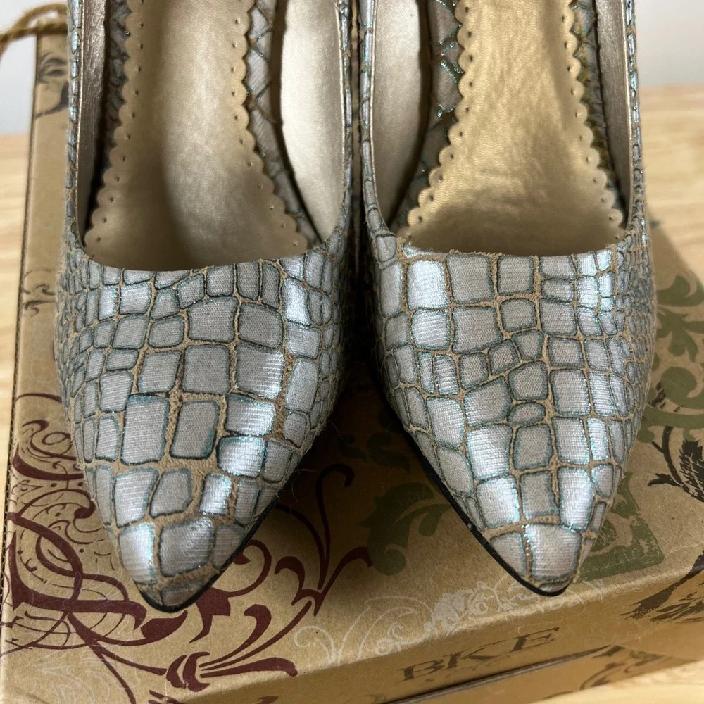 BKE‎ Sole Mabel 32 Metallic Blue Croco Embossed Pointed Toe Pumps Teal Heel 7.5